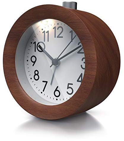CSL - Wecker analog ohne Ticken – rund - Holz dunkel Nussbaum – Retro Design – beleuchtetes Ziffernblatt mit Licht – lautlos - Reisewecker - Weckton - Snoozetaste Schlummerfunktion – batteriebetrieben