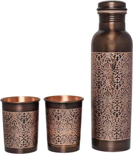 ANCIENTIMPEX Kupfer-Wasserflasche mit 2 Bechern, Flasche mit Blumenmuster und 2 Gläsern, Ayurveda-Gesundheitsvorteile, umweltfreundliches Trinkgeschirr-Geschenk-Set