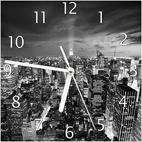 Wallario Design-Wanduhr New York bei Nacht - Panoramablick über die Stadt - schwarzweiß aus Glas, Motiv-Uhr Größe 20 x 20 cm, weiße Zeiger