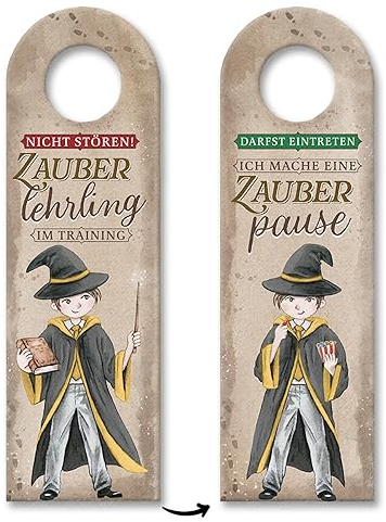 Zauberlehrling im Training Türhänger mit Zauberschüler in gelb für Zauberer und Hexen Wappen Haus Spruch Türschild Türanhänger Schüler einer Zauberschule Schuluniform Fantasy