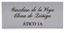 Placa para Buzón de plástico plateado liso y grabado negro. Cinta autoadhesiva. Grosor 1,5mm y tamaño máximo 100x40mm