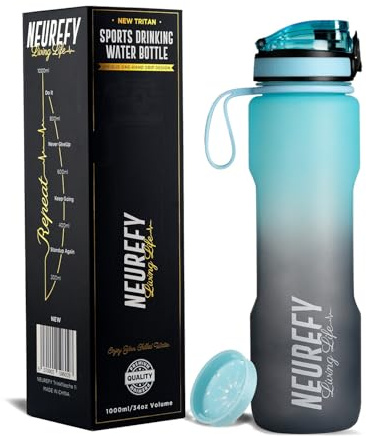 NEUREFY Trinkflasche 1L Tritan Himmelblau - Auslaufsicher, Grifffest, BPA-frei - Sportflasche mit Anzeige Trinkmenge & Sieb - Fitnessstudio Gym Flasche, Wasserflasche, Outdoor, Büro, Uni, Schule