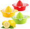 COM-FOUR® 3x Spremiagrumi per limoni e altri frutti - spremiagrumi manuale per la cucina con setaccio rimovibile [la selezione dei colori varia] (03 pezzi - Spremiagrumi colorato)