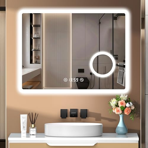 PESENXAN Badezimmerspiegel mit Beleuchtung 80 x 60 cm, 3 Lichtfarben Einstellbar, Dimmbar, Antibeschlag, LED Spiegel mit Uhr und 3-facher Vergrößerung, IP44 wasserdicht