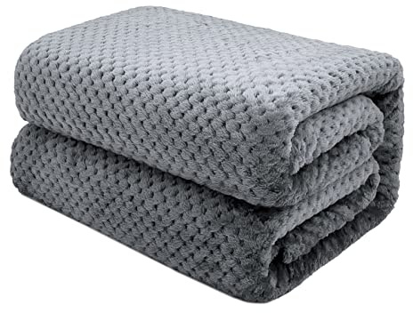 Excelente Tienda Manta Polar súper Suave y cálida de 100% Microfibra con diseño de Celosía de piña para Cama y Sofás.(Gris, 160 x 220 cm)