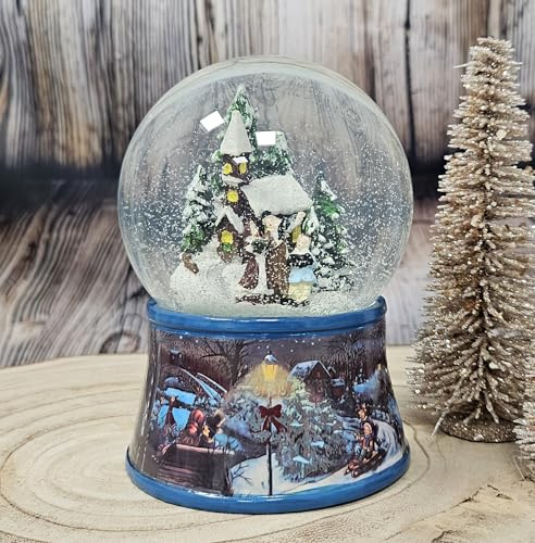 Weihnachts-Schneekugel mit Musik | Weihnachtsspaziergang vor Kirche | Sockel Winterlandschaft Eisläufer | 100mm breit, 140mm hoch | mechanische Spieluhr | Weihnachtsdekoration | 20130