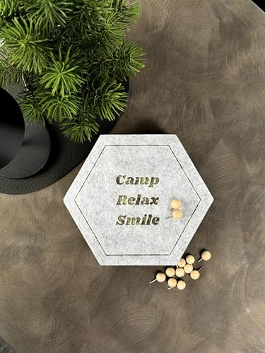 amberdog Filz-Pinnwand „Camp, Relax, Smile 4er-Set – Selbstklebende Memoboard-Deko für Wohnmobil, Van, Camper, Wohnwagen – Inkl. 12 Holzpins – Bohrfrei Made in Germany