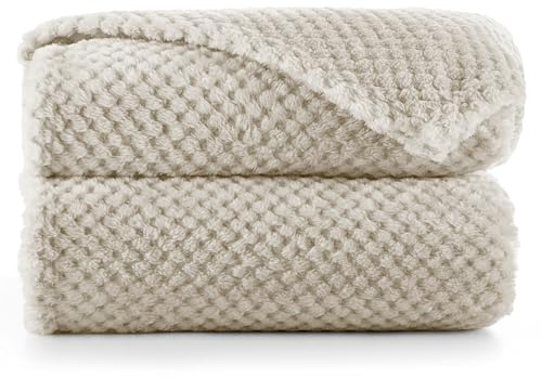 DecoKing Couverture Polaire 220 x 240 cm Plaid Doux en Microfibre pour Lits Canapés Chaises et Divans Style Scandinave Chaude Légère et pour Toutes Les Saisons Cappuccino Henry