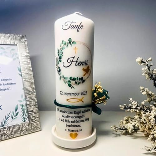 Personalisierte Taufkerze mit Eukalyptuskranz und Taufspruch begeistert mit modernem, elegantem Design. Perfekt geeignet als Patenkerze oder für Kommunion und Hochzeit.