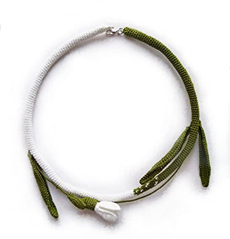 collana con fiore all'uncinetto, collana bucaneve