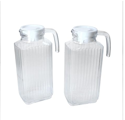 MamboCat 2er Set LAMA Kühlschrankkrug mit weißem Kunststoff-Deckel I 1,8 Liter I viereckige Glas-Karaffe mit Ausgießtülle & Henkel für Eistee, Wasser, Saft, Milch & Co.