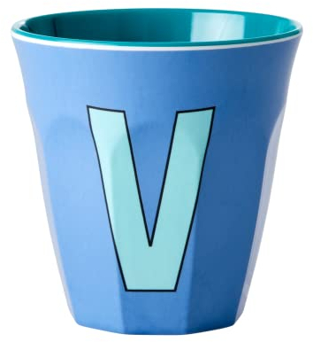 RICE DK - Tazza in melamina media, colore: Blu polveroso con lettera V