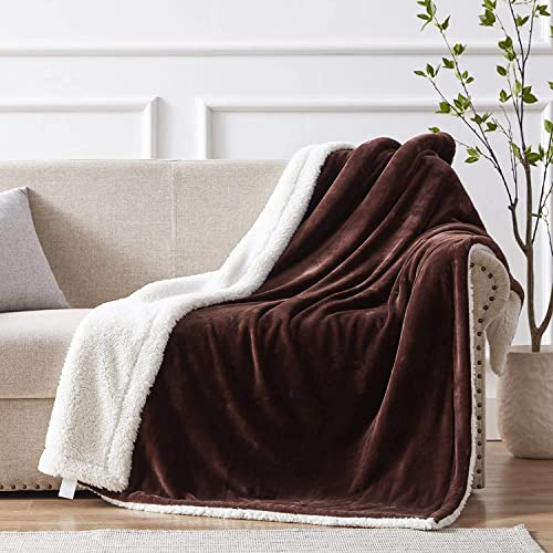 GREATOYAR Manta de Franela y Borreguillo para Cama Sofá, Manta Borreguillo de Premium Microfiber Polyester, Manta Reversible, Suave Cómoda, Cálida Esponjosa, Invierno y Otoño, Marrón Oscuro, 220X240cm