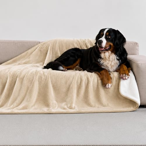 Twinzen wasserdichte Decke 127x152 cm - Sherpa Fleece Kuscheldecke | Beige · Reversibel · Hundedecke für Sofa & Bett · Waschbar · Schutzdecke · Flauschige Sofadecke · Katze & Hund