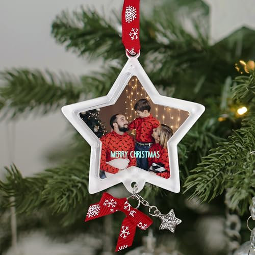 Packung mit 4 personalisierten Weihnachtskugeln mit Foto und Text. Weihnachten Schneekugeln. Schneekugel Personalisiert. Personalisierte Christbaumkugeln. Weihnachtskugel Selbst Gestalten. Stern.