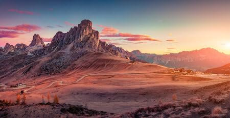 Holz-Bild 140 x 70 cm: Panoramablick am Morgen von der Spitze des Giau-Passes auf den berühmten Ra Gusela-Gipfel. Malerischer Herbstsonnenaufgang in (207698817)