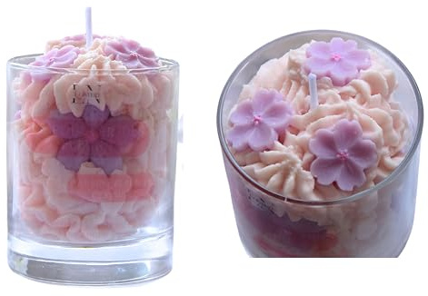 Candela artigianale golosa profumata al fiore di ciliegio Sakura, realizzata a mano in Francia con cera di soia 100% vegetale, 230g