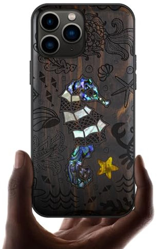 Carveit Etui pour iPhone 11 Pro de Coque [Bois et Incrustation de Coquille] Souple TPU de Téléphone Compatible avec Apple 11 Pro Étui (Bois Sombre-Le Monde sous-Marin)