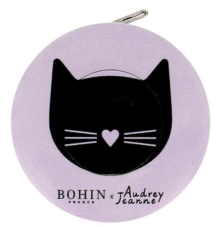 BOHIN France Mètre Ruban Automatique sur le Cat Themed - Indications en Centimètres et Pouces, Ruban Double Face pour Projets de Couture et de Mesure, Boîtier en Plastique, Noir, 150cm - 1 Pièce
