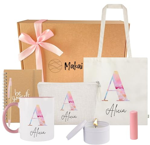 Makai - Pack Regalos Personalizados para Mujer: Taza + Tote Bag + Neceser con Inicial y Nombre a Juego. Incluye Vela Aromática, Bálsamo, Libreta y Bolígrafo. Listo para Regalar. Ideal Cumpleaños Mujer