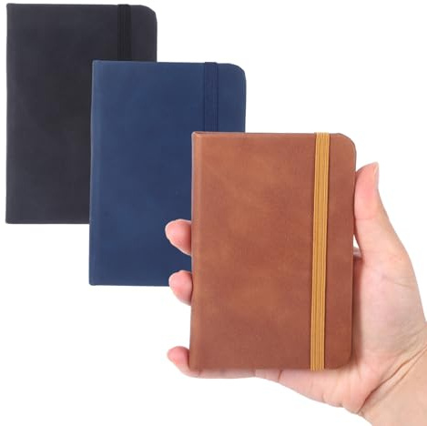HweeWanX Notizbuch A7 Klein, Mini Notizbuch Leder Bunt, 3 Stück Hochwertige Kleine Notizbücher mit Liniertem Papier & Elastischem Verschluss – Perfekt für Büro, Reisen & Schule (Schwarz Braun Blau)