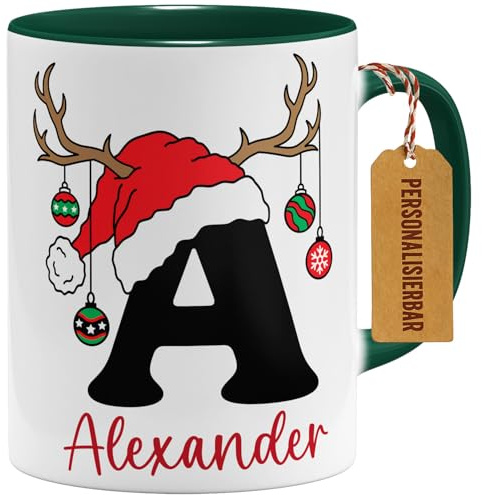 OM3® Personalisierte Weihnachtstasse mit Buchstaben & Name - Individuelle Kaffee-Tasse mit eigenem Namen - Rentier - Keramik Becher - 325ml - Beidseitig Bedruckt - Grün
