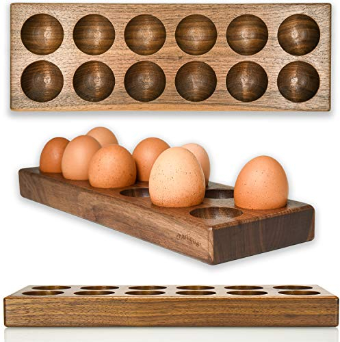 charlique® Huevera – Huevera hecha a mano para 12 huevos – Almacenamiento de huevos de lujo – Tu ingenioso soporte para huevos de madera maciza de nogal – Apto para nevera