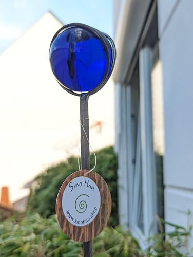 Zen Man Edelrost Gartenstecker H106cm mit Glaskugel 6 cm Gartendeko Stab aus Metall 032035 (Dunkelblau)