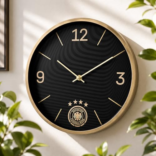 K&L Wall Art DFB Fußball Wanduhr schwarz Gold Bundesliga Wanduhren lautlos Fußballfan Wohnzimmer Aluminiumuhr Jungenzimmer 30cm