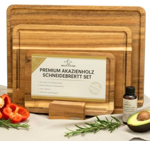 BERLIN KITCHEN® Cut’n Cook Moments Schneidebrett 3er Set | Akazienholz | GRATIS Pflegeöl & Brettständer | Saftrille & Anti-Rutsch Füße | Antibakterielles Holz Schneidebrett | stilvolles Geschenk
