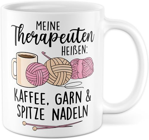 Häkeln Tasse mit Spruch - Geschenk Meine Therapeuten sind Kaffee, Garn und Nadeln Kaffeetasse 330ml aus Keramik - Stricken Strickzubehör Kollegin Freundin Geschenkidee Kaffee-Becher