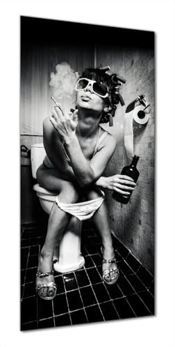 Wallario Selbstklebende Duschrückwand 70 x 200 cm mit Motiv Kloparty - Sexy Frau auf Toilette mit Zigarette und Schnaps - Wandverkleidung Fließenersatz mit Hochglanzlaminat in Glasoptik