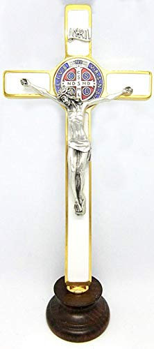 GTBITALY 10.268.21 BI Cruz de San Benito Oro sobre base de madera 20 cm blanco esmaltado a mano con medalla y caja y oración 3 idiomas