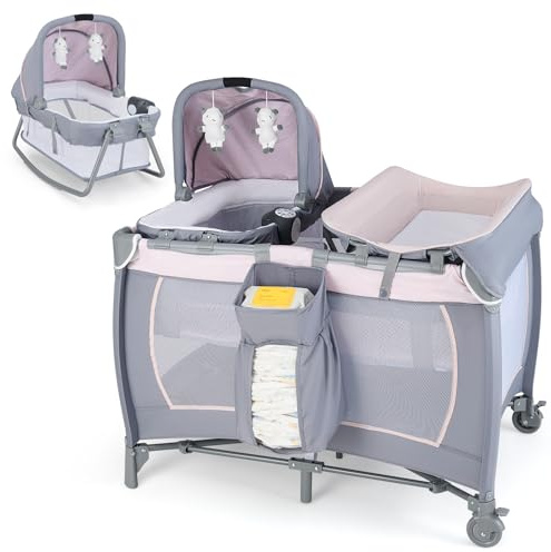GOPLUS Parque 5 en 1, Mini Cuna de Cama con Cambiador de Pañales, Ruedas con Freno y Bolsa de Viaje, Caja de Música con Efecto de Vibración, 2 Juguetes Colgantes, Cuna Bebés (Gris + Rosa Claro)
