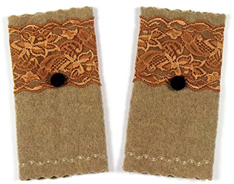 Armstulpen/Pulswärmer mit Spitzenapplikation: Walkwolle (Walkloden, Kochwolle) in Naturbeige-Ton, elastisches Spitzenband in hellem Lachs-Ton; Stoffknopf, Zierstich