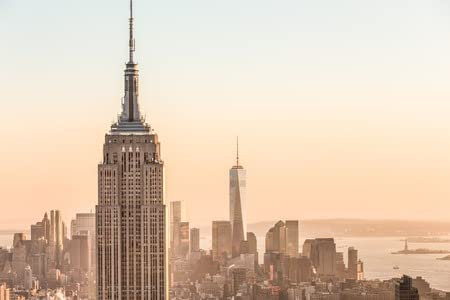 Holz-Bild 110 x 70 cm: New York City. Manhattan in der Innenstadt von Skyline mit beleuchtetem Empire State Building und Wolkenkratzern bei Sonnenunter(96729495)