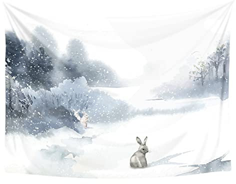 CoolChange Winterlandschaft Wandteppich | 145 x 130 cm | Wandbehang mit Hase im Schnee | Schneelandschaft Tapisserie | Inkl. Befestigungsmaterial | Weiß