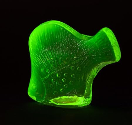Décoration unique en verre à l'uranium fait main - poisson, taille 90x35x75mm, verre bohémien tchèque, 1 pièce