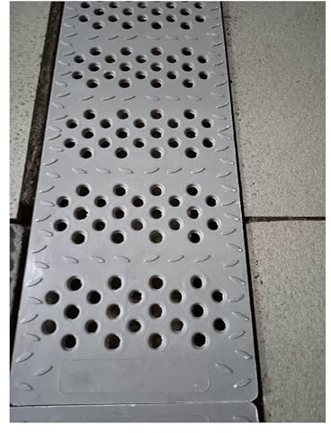 Fossa di drenaggio per esterni, 50 x 35 cm, con griglia, copertura per grondaia in resina nera, filtro rettangolare per fognatura per garage, vialetto, prato, design con foro rotondo