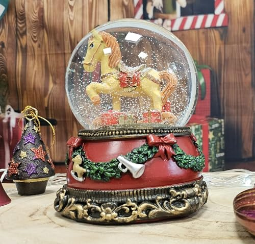 Weihnachts-Schneekugel mit Musik | Schneekugel Schaukelpferd mit Geschenkpaketen | Sockel Weihnachten mit Girlande | 100mm breit, 140mm hoch | mechanische Spieluhr | Weihnachtsdekoration | 20280