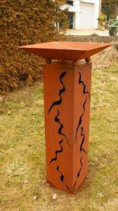 Gartendekoshop24 – Gartendeko Pflanzschale, Rost Säule, 100 cm. Säule mit Schale zum Bepflanzen, oder Dekorieren. Rostsäule aus Edelrost, mit Muster. Handgemachte Garten Rost Säule, Outdoor. -