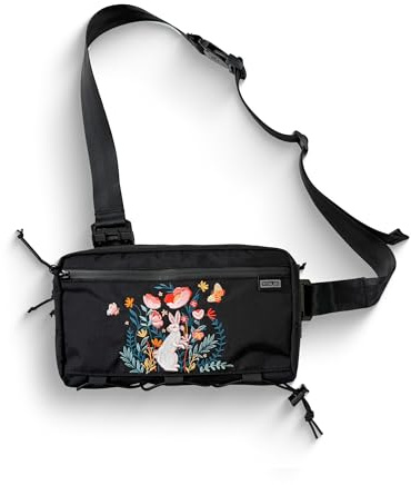 TACTICAL_GEEK Cache L4 EDC Sling-Tasche, Leichte Umhängetasche, 2.9L Hochkapazitäts-Reisebrusttasche, EIN-Träger-Rucksack für Freizeitreisen, Wandern und Outdoor-Sport, Schwarz bestickter Kaninchen