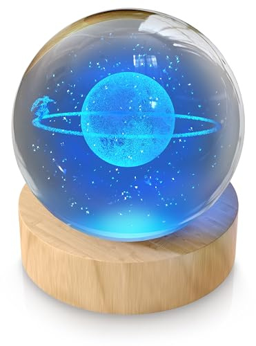 CSL - Nachtlicht 3D Glaskugel – Leuchtende Kristallkugel mit Gravur Planet mit Mädchen – LED Crystal ball - RGB Light Nachtleuchte – Skulptur – K9 Kristall 6 cm – Holzsockel - 5V USB Stromversorgung