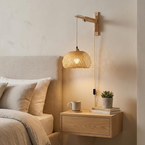 Alpinaluz Aplique de Pared con Brazo Articulado de Madera y Pantalla Circular de Bambú Ø29 cm, Altura Regulable, Cable con Enchufe e Interruptor Integrado, Estilo Rústico para Dormitorio Interior