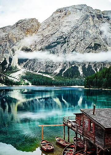STYLER Glasbild Tyrol 50 x 70 cm I Naturmotiv Pragser Wildsee Dolomiten Bootshaus Boote I Modernes Wandbild auf Glas I Hochglanz Wanddeko Wohnzimmer Schlafzimmer