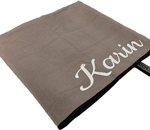 Sporthandtuch mit Name oder Wunschtext Bestickt, Mikrofaser Handtuch - ideal als Fitnesshandtuch, Badehandtuch, Reisehandtuch & Strandtuch, kompakt, leicht & schnelltrocknend, 50 x 100 cm taupe