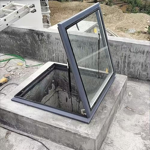 Petite fenêtre dans le toit d'un bâtiment, fenêtre de toit de maison avec puits de lumière, fenêtre de puits d'éclairage pour toit plat en pente pour grenier intérieur, fenêtre de toit de secours, p