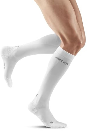 CEP - ULTRALIGHT Kompressionsstrümpfe Herren weiß, Gr. L, Lange Laufsocken mit leichter Kompression, Stabilisierende anti Blasen Kniestrümpfe, Atmungsaktive Sportsocken