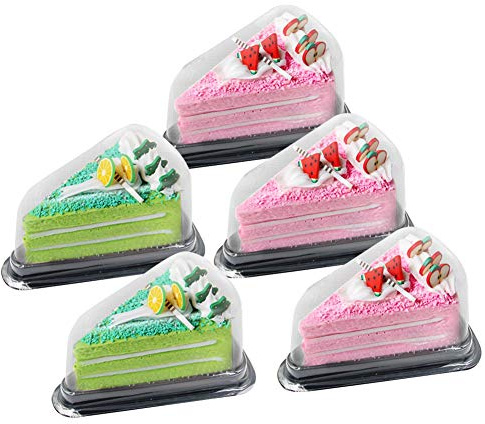 SCWBOEII 100Pcs PLastic Cake Slice Box with Black Base To-Go Cheesecake Pie Dessert Containers for Christmas Handmade Bakery Birthday Wedding Party Favor Triangle