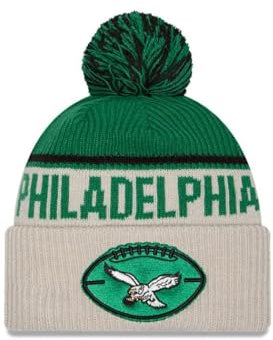 New Era Philadelphia Eagles NFL 2024 Sideline Historic Sport Knit Beige Grün Bommelmütze - One-Size